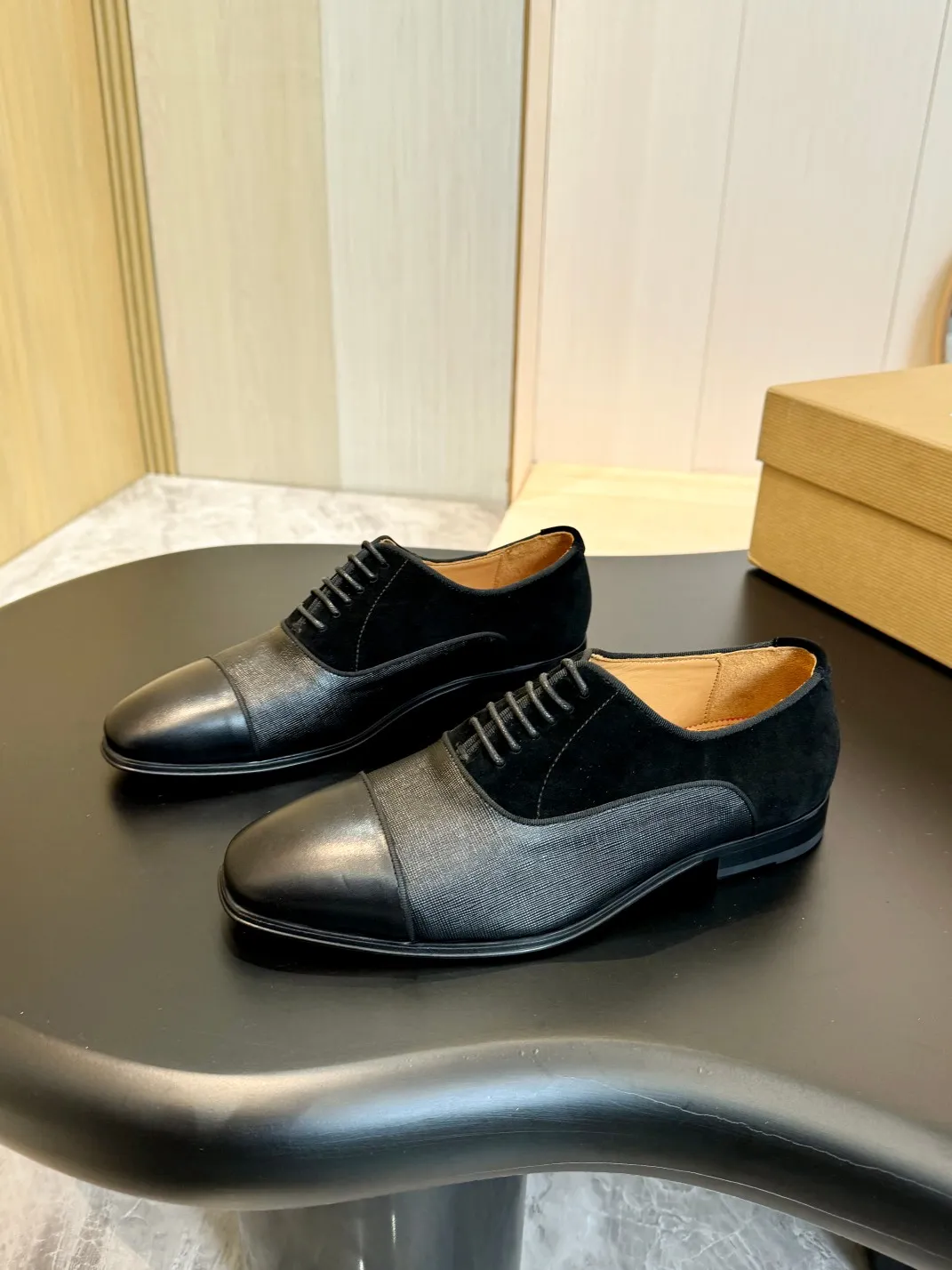 💰960 Christia*.Loubouti* high-end men's business formal leather shoes, original genuine cowhide red sole, imported Italian cowhide outsole, first-layer cowhide, water-dyed cowhide lining, high-end luxury. Size: 39-44 (customized at 38.45.46)✅
